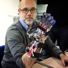 Robot helps disabled patients regain control of their hands 1